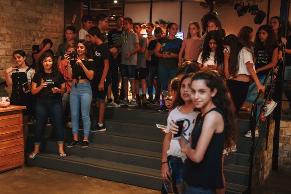 הקרנת מצגת באירוע בת מצווה