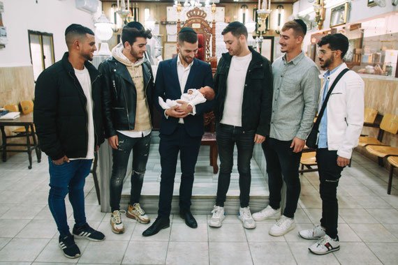 האב עם חבריו והרך הנולד | צילום ברית מילה בבית כנסת