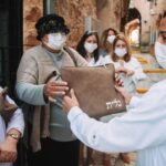 סבתא מעניקה מתנה - תפילין