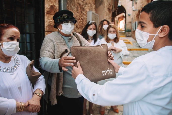 סבתא מעניקה מתנה - תפילין