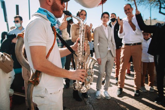 תהלוכת מתופפים עם סקסופון - מטורף
