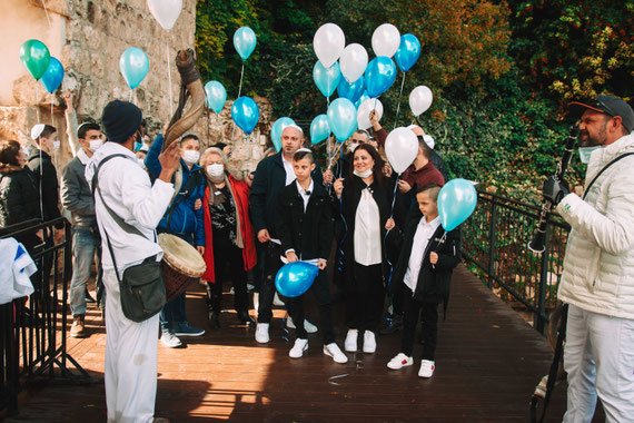 תהלוכת מתופפים עם הפרחת בלונים בכותל