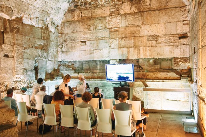 Bat mizvah in western wall 4f546d0d56 682x455