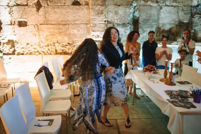 Bat mizvah in western wall 8488a66413 682x455