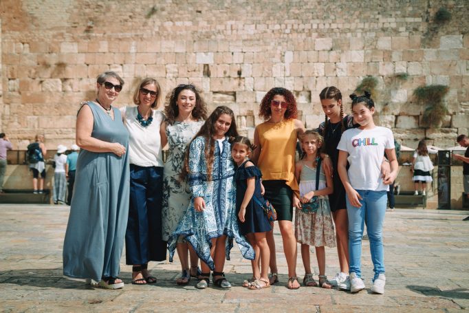 Bat mizvah in western wall d45adad2cf 682x455