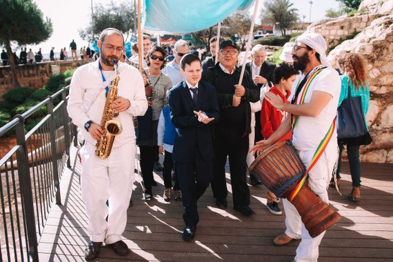 תהלוכת מתופפים בבר מצווה בכותל