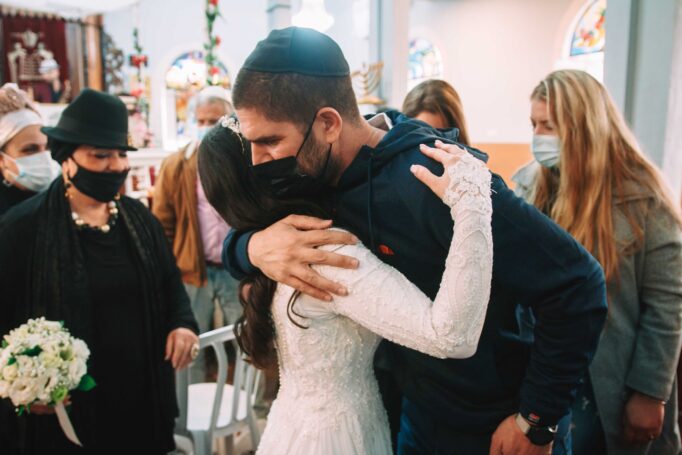 Small wedding in a synagogue 09ceed76db 682x455