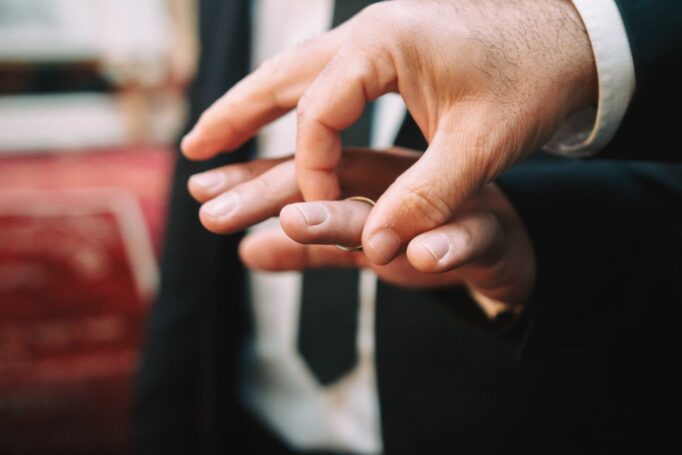 Small wedding in a synagogue 0bac4f3a14 682x455