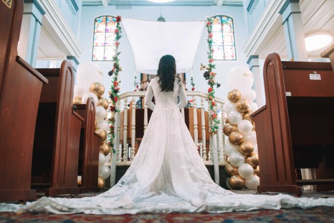 Small wedding in a synagogue 1d3d312d22 682x455