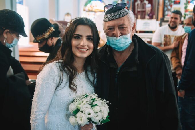 Small wedding in a synagogue 291ebdcbaf 682x455