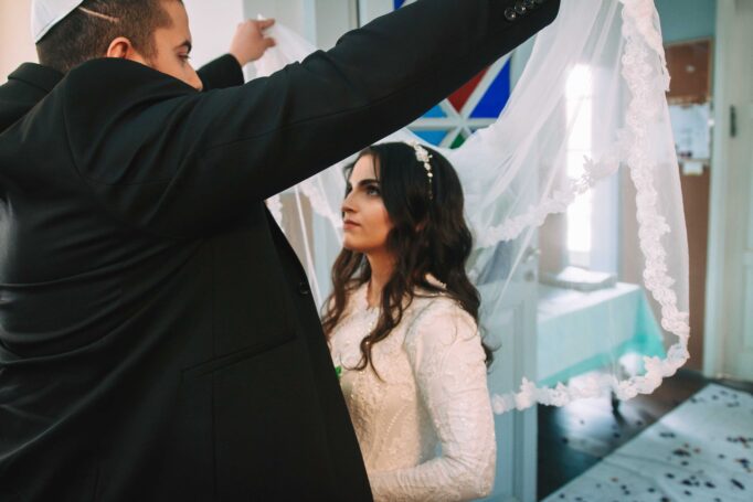Small wedding in a synagogue 2977f2fd29 682x455