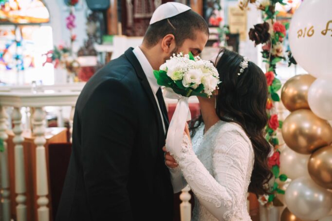Small wedding in a synagogue 2b916096dd 682x455