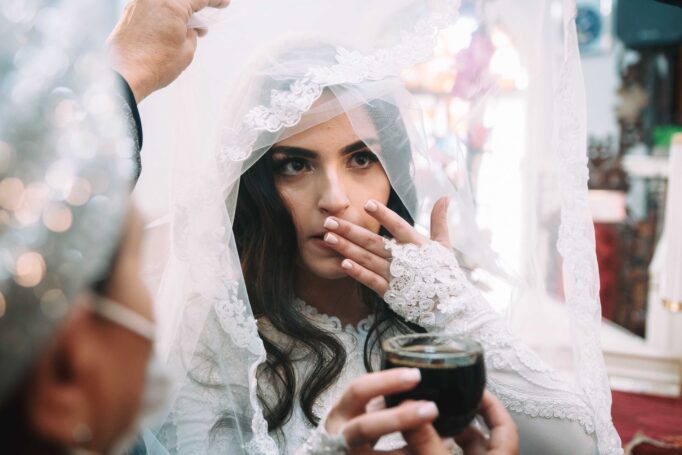 Small wedding in a synagogue 2fda26cee4 682x455