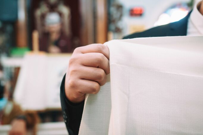 Small wedding in a synagogue 34554ca208 682x455