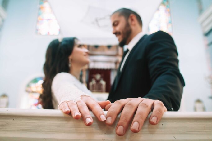 Small wedding in a synagogue 3aaf44e214 682x455