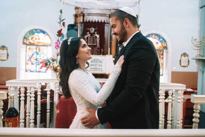 Small wedding in a synagogue 49fd2eba17 682x455