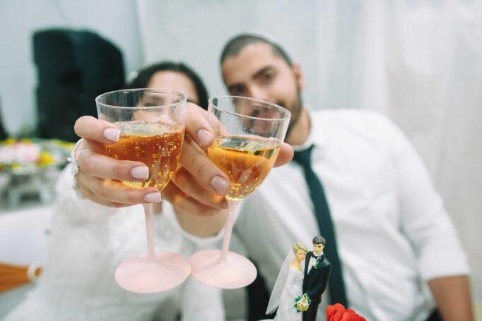 Small wedding in a synagogue 5aeeb3dce4 682x455