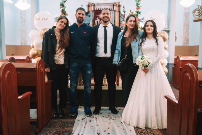 Small wedding in a synagogue 6547184ade 682x455