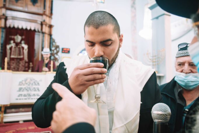 Small wedding in a synagogue 65a9669ba9 682x455