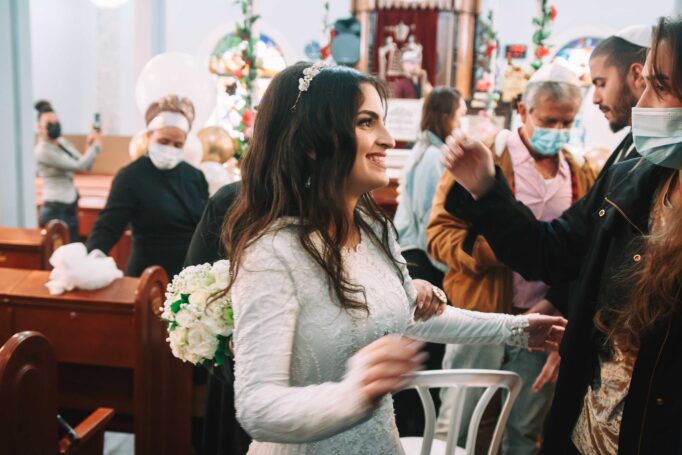 Small wedding in a synagogue 773617752c 682x455
