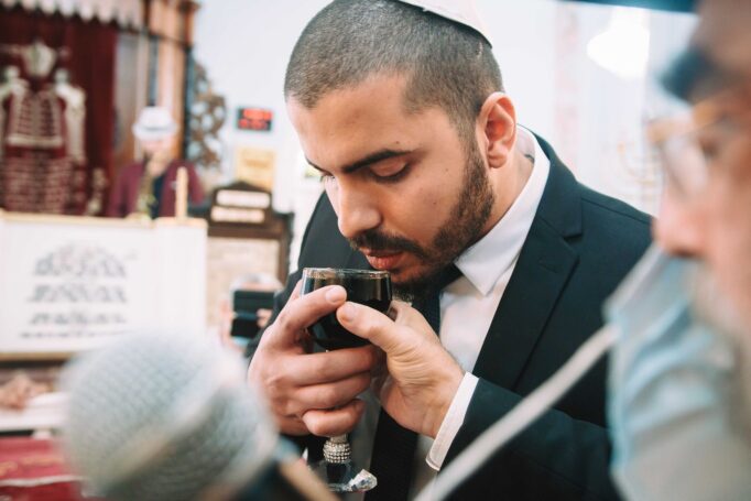 Small wedding in a synagogue 7a168709ee 682x455