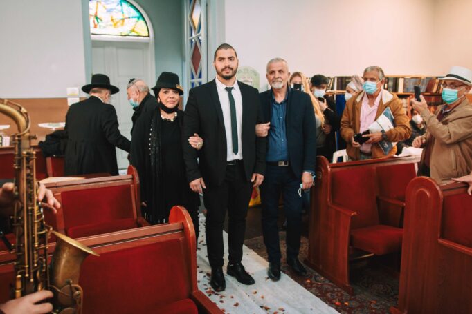 Small wedding in a synagogue 845b2e9395 682x455