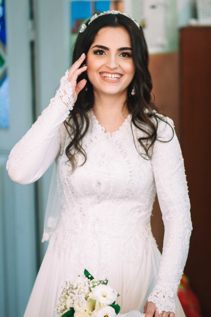 Small wedding in a synagogue 849fb75bdf 682x1023