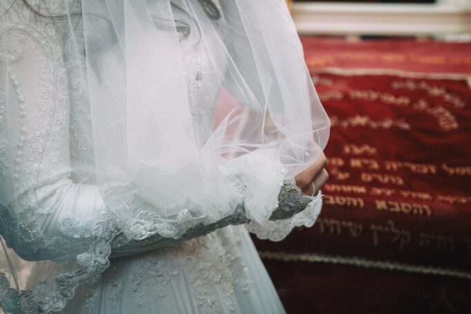 Small wedding in a synagogue 998b955e7a 682x455