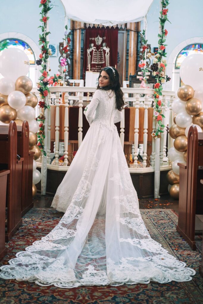 Small wedding in a synagogue af15f27095 682x1023