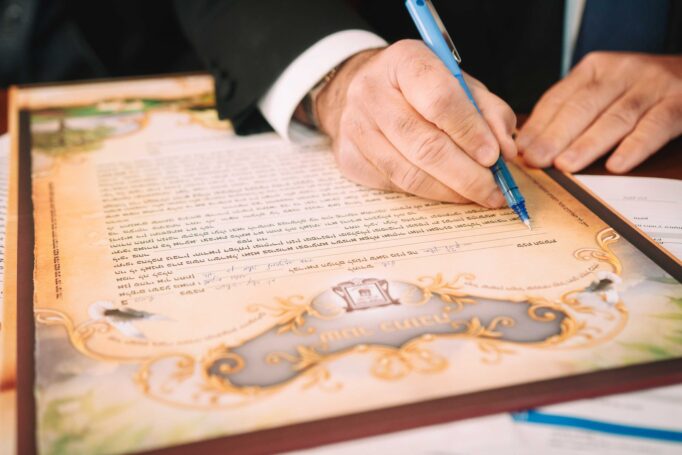 Small wedding in a synagogue bdc532bf52 682x455