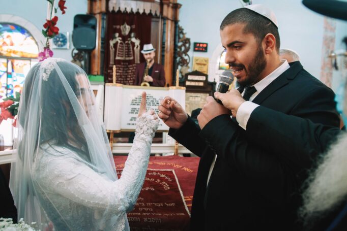 Small wedding in a synagogue be2ce659e2 682x455