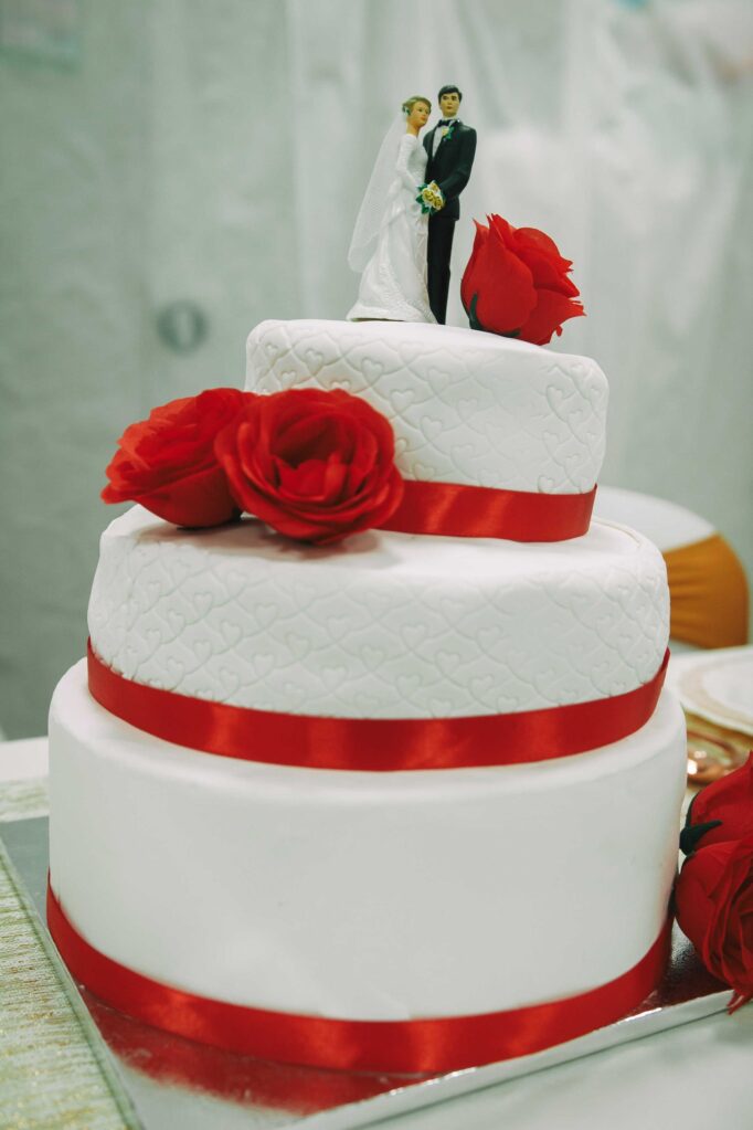 Small wedding in a synagogue c6669ab25f 682x1023