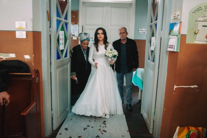 Small wedding in a synagogue ca745f9fb5 682x455