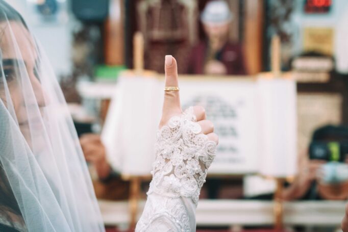 Small wedding in a synagogue d9684f07ea 682x455