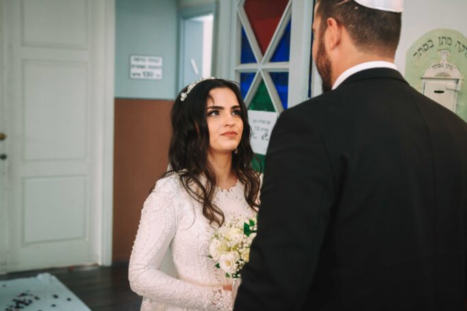 Small wedding in a synagogue dd0dcd6d29 682x455