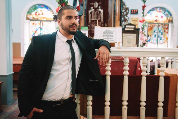 Small wedding in a synagogue e4df18a87b 682x455