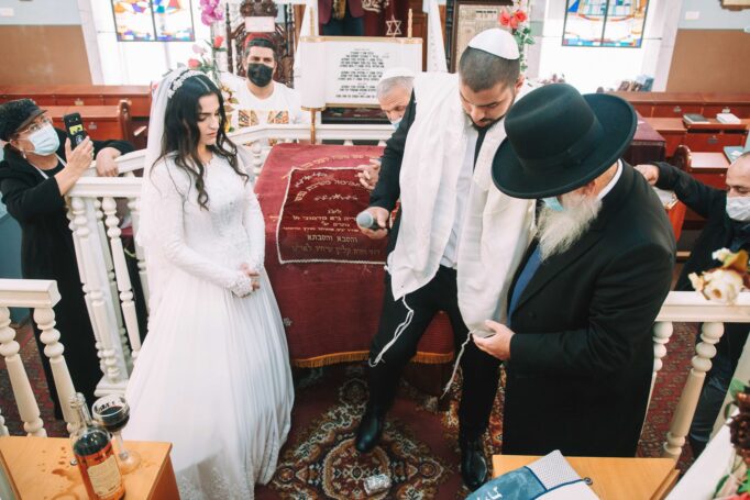 Small wedding in a synagogue ef2459d547 682x455