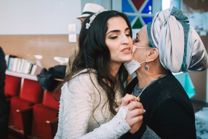 Small wedding in a synagogue fdd03d92f8 682x455