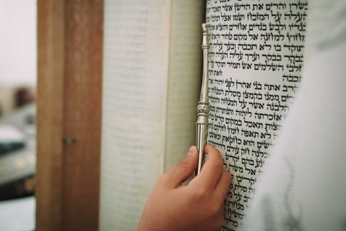 Aliyah to the torah in a synagogue in ashkelon 166f1dfff3 682x455