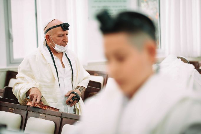 Aliyah to the torah in a synagogue in ashkelon 19681686b9 682x455