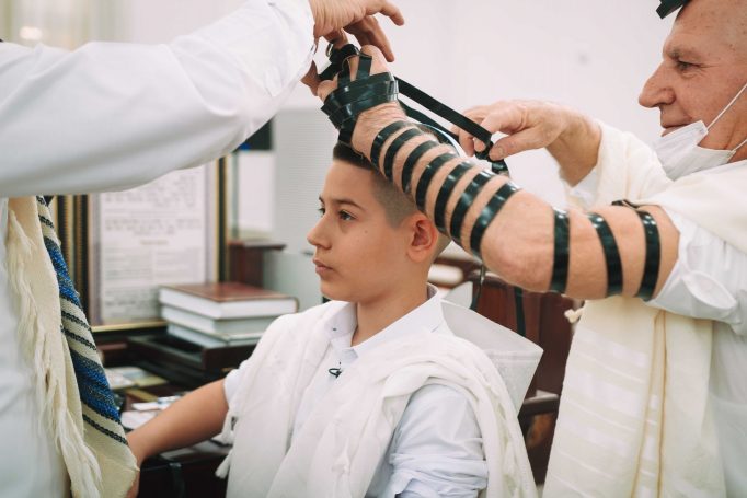 Aliyah to the torah in a synagogue in ashkelon 28c78bafc0 682x455