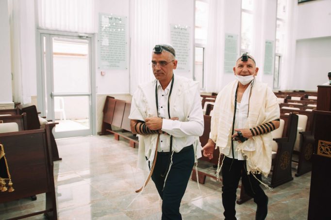 Aliyah to the torah in a synagogue in ashkelon 2a20ec6b49 682x455