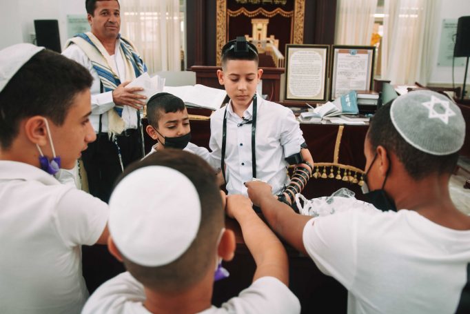 Aliyah to the torah in a synagogue in ashkelon 571ae3547a 682x455