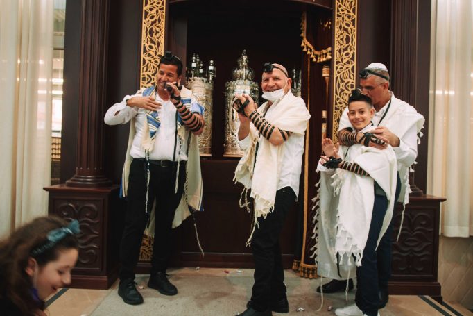 Aliyah to the torah in a synagogue in ashkelon 592de6b4c3 682x455