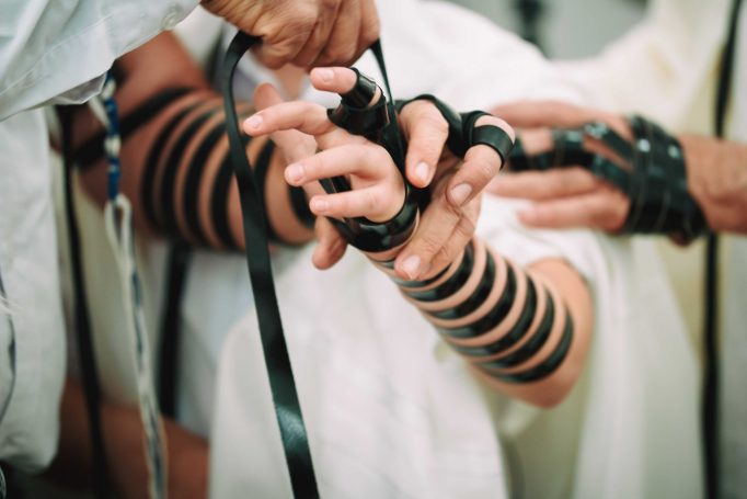 Aliyah to the torah in a synagogue in ashkelon 959f02b710 682x455
