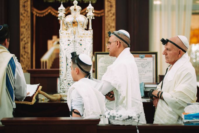 Aliyah to the torah in a synagogue in ashkelon da2b7a10ea 682x455