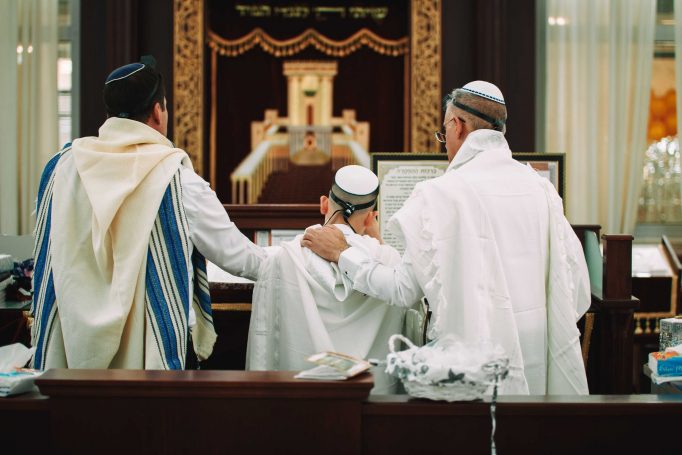 Aliyah to the torah in a synagogue in ashkelon da362651b6 682x455