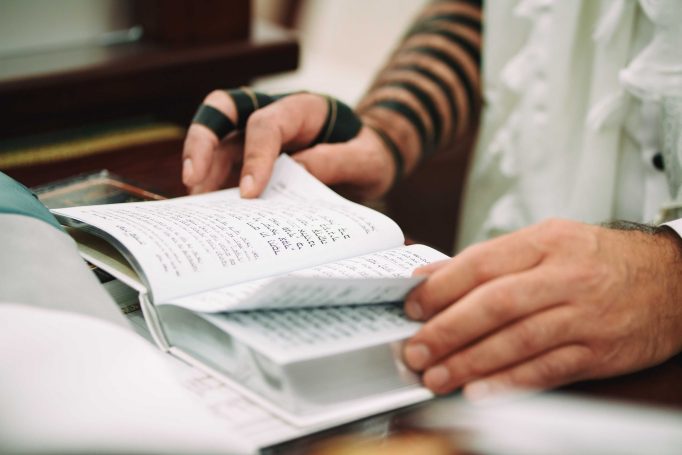 Aliyah to the torah in a synagogue in ashkelon dbcb654689 682x455