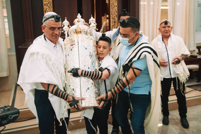 Aliyah to the torah in a synagogue in ashkelon ef5b889215 682x455