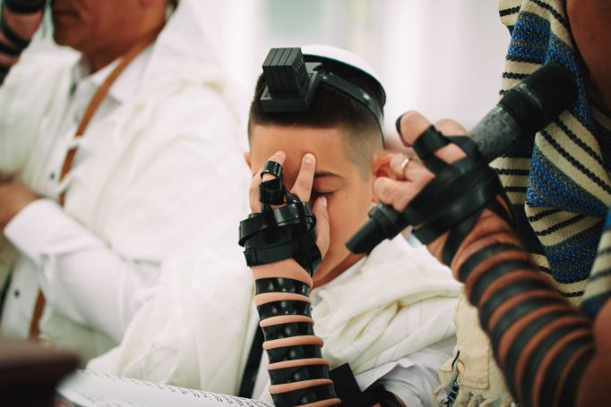 Aliyah to the torah in a synagogue in ashkelon f381b3a711 682x455